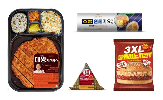 편의점 CU가 간편식의 가격 대비 용량을 대폭 늘린 결과, 3분기 간편식 월평균 매출이 전년 대비 16.0% 증가했다. 사진 왼쪽부터 시계방향으로 백종원 대왕치킨까스, 스팸2배마요 김밥, 3XL 불케이노 치킨버거, 전주비빔 삼각김밥. CU 제공